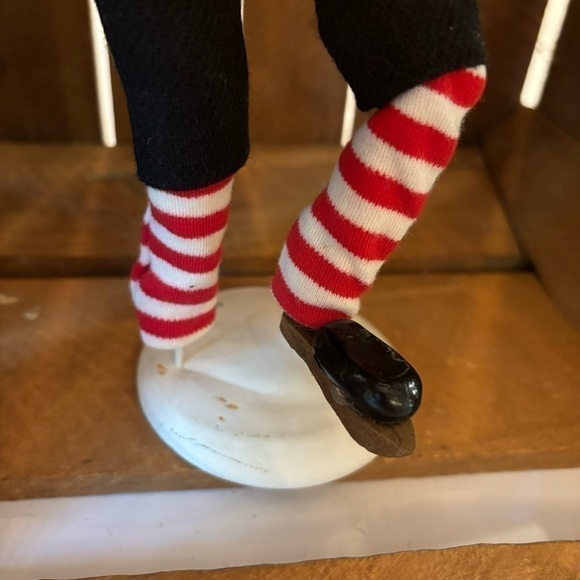 Buyers Choice The Skaters Standing Christmas Figure 1992 - Needs Repair - Picture 3 of 5